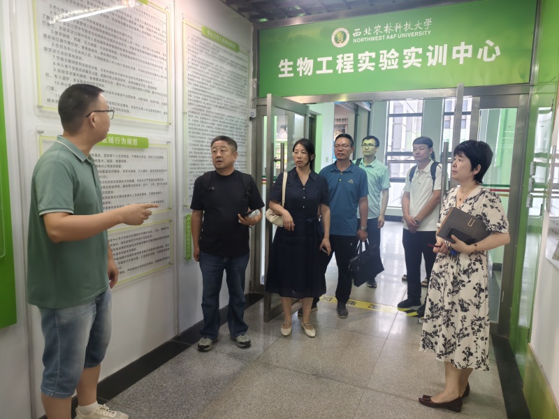 参观实训中心.jpg