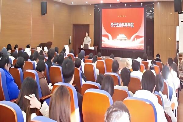 同学们认真听讲党课内容.jpg