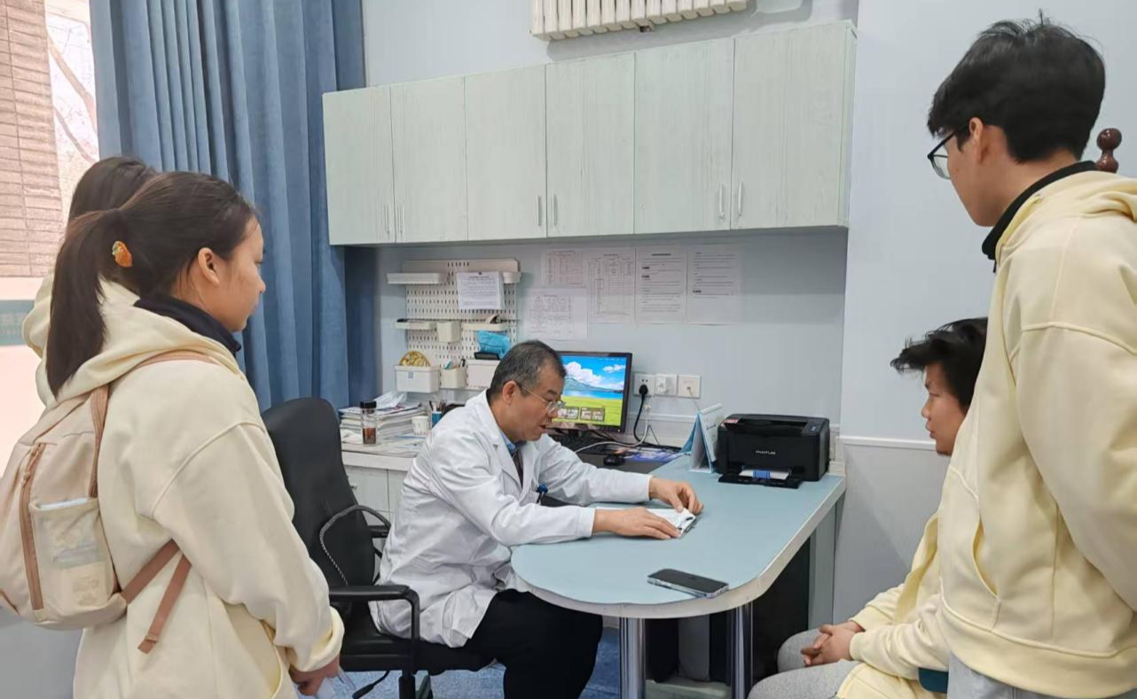 我校首支iGEM赛事队伍NWAFU-CHINA的部分社会调查组成员在开展社会需求调研工作.jpg