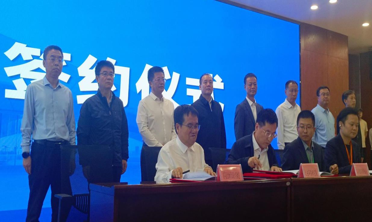 签约仪式（张立新左一）.jpg