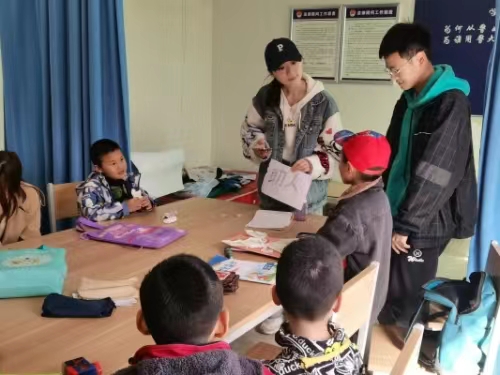cb6a9510e1aa4d61a13c7f3c7924132a.jpg 志愿者与儿童讨论交流.jpg