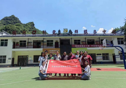7cfffdfc621b4bccbdaddf55f2bd36d8.png 调研团全体成员合影于鸦河口村.png